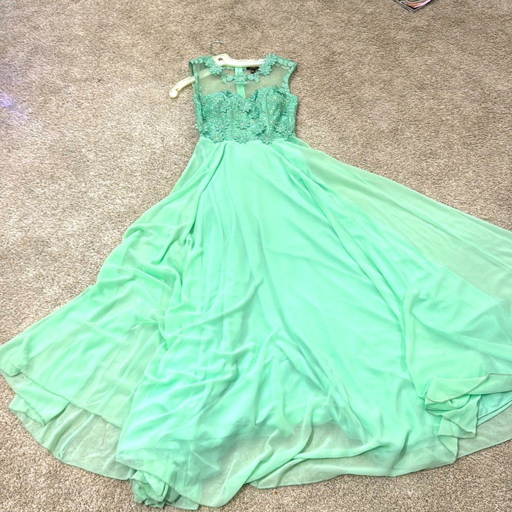 Special Occasion dress. Brand: City Triangles| Size: 1 
Color: light mint green